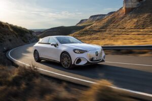 Yeni elektrikli Mercedes-Benz C-Serisi virajda