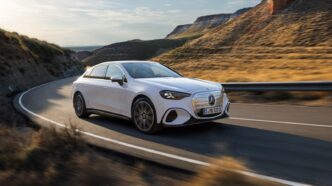 Yeni elektrikli Mercedes-Benz C-Serisi virajda