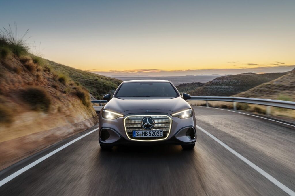 Yeni elektrikli Mercedes C-Serisi ön görünüm