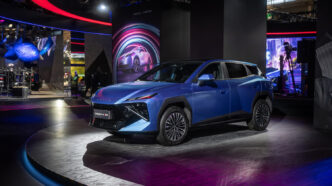 OMODA 4 Paris Otomobil Fuarı'nda yan profil görünümü