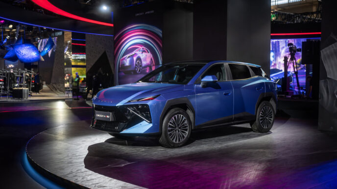 OMODA 4 Paris Otomobil Fuarı'nda yan profil görünümü