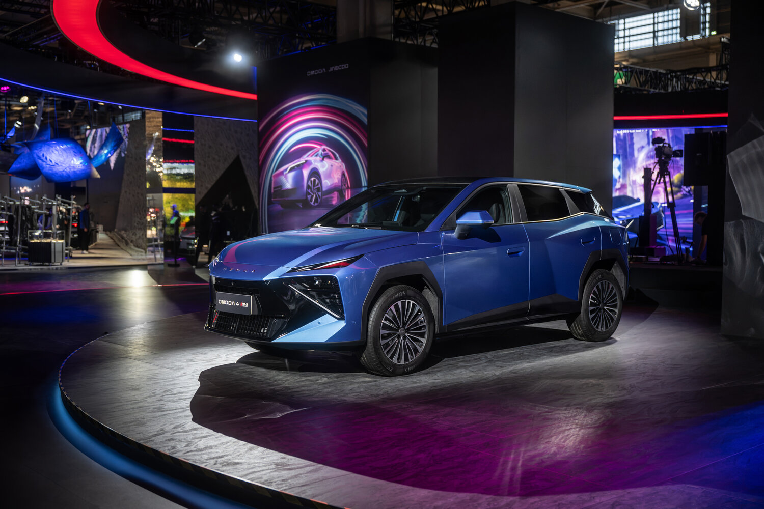 OMODA 4 Paris Otomobil Fuarı'nda yan profil görünümü