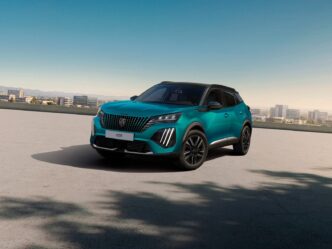 İyonya Mavi gövde rengindeki Peugeot 2008