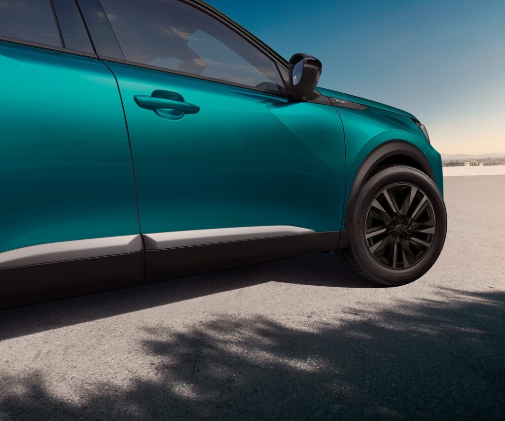 Peugeot 2008 İyonya Mavi yan gövde ve jant detayı