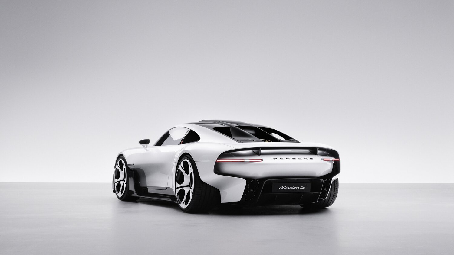Porsche Mission S konsept otomobilin arkadan 3 çeyrek görünümü