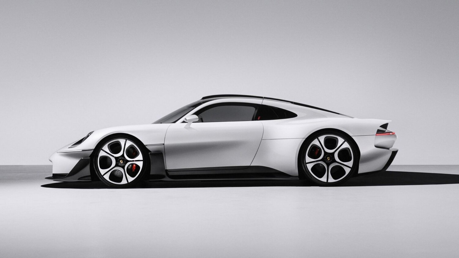 Porsche Mission S'in beş yuvarlak göstergesi ve analog devir saati