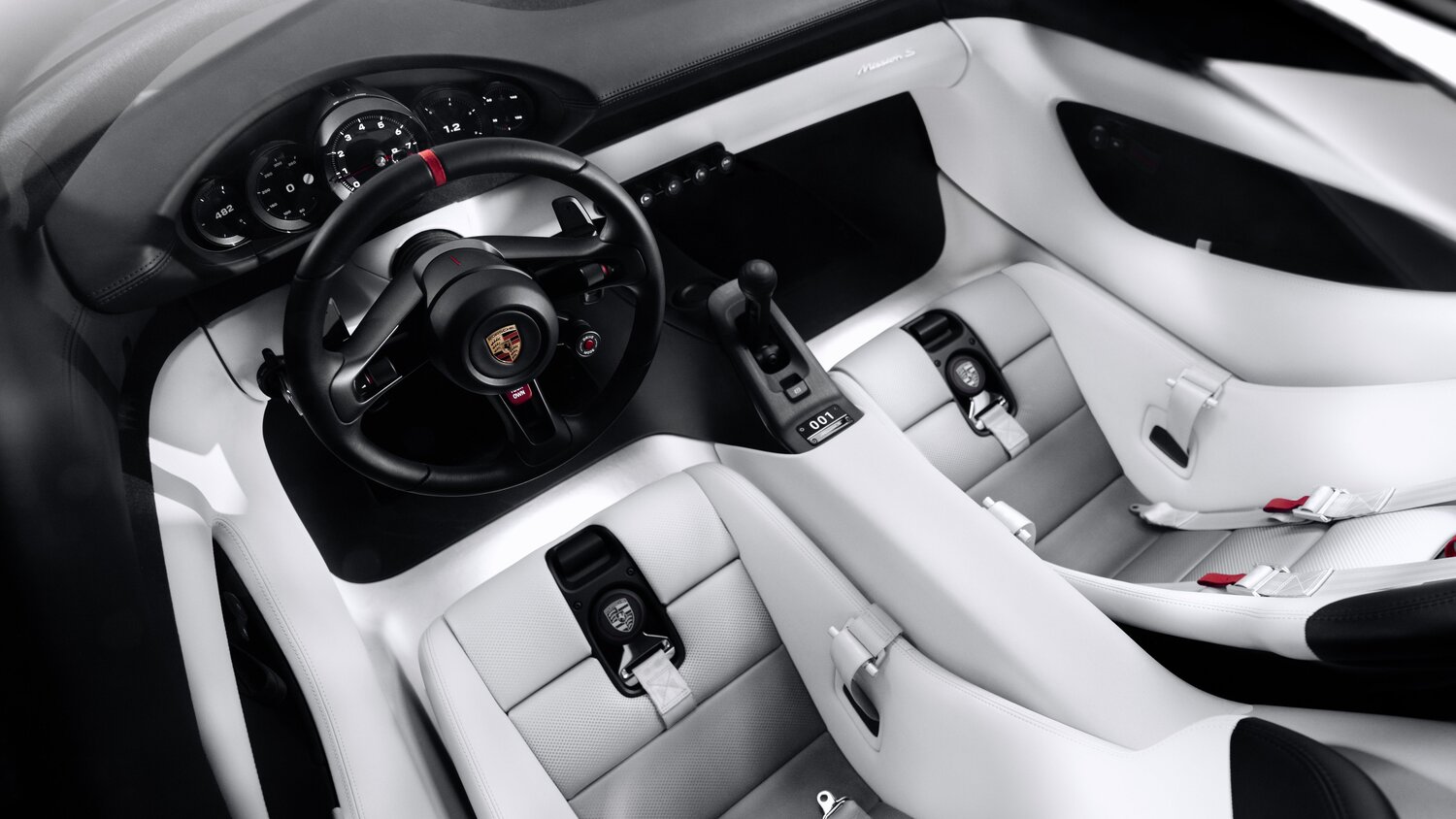 Porsche Mission S kokpitinin üstten iç mekan görünümü