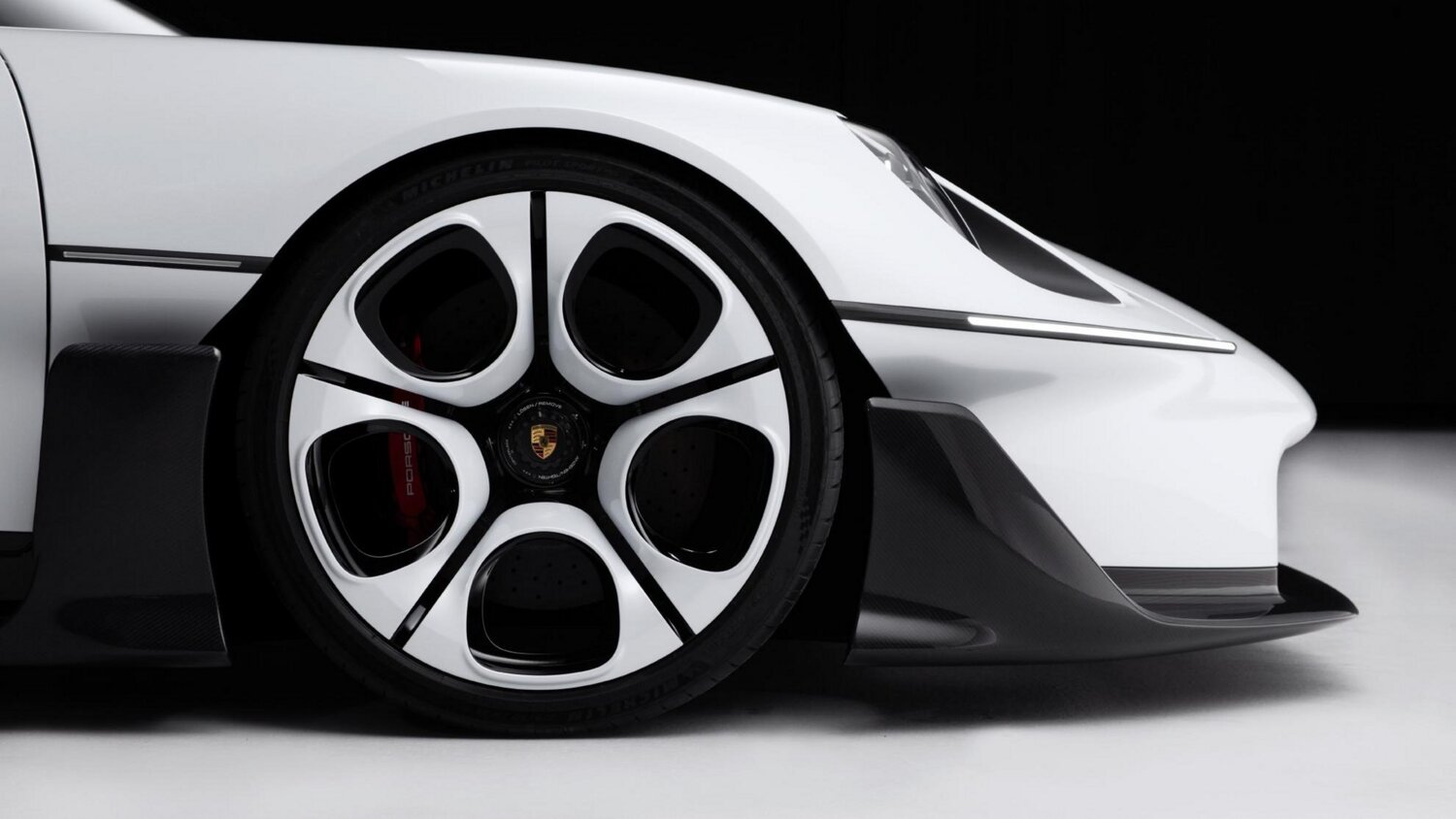 Porsche Mission S konsept otomobilin yandan profil görünümü