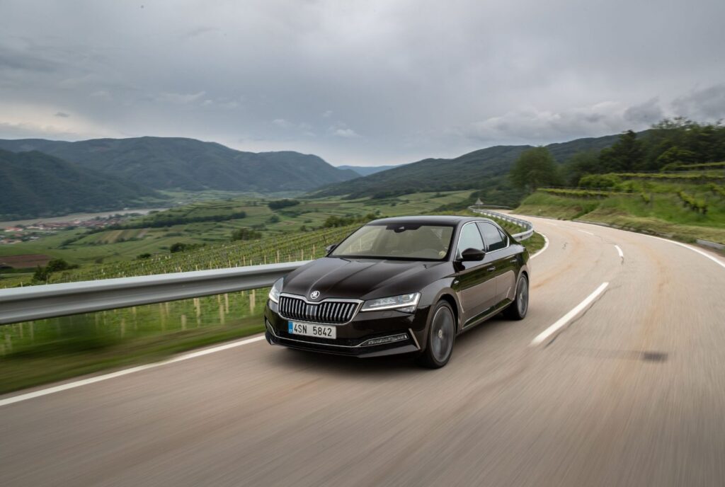 Škoda Superb 2019 şarj edilebilir hibrit