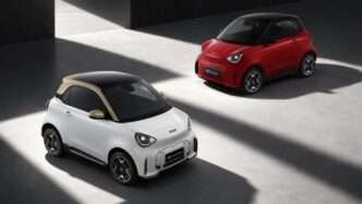 Beyaz Smart #2 Couture Edition ve kırmızı Smart #2, Paris Otomobil Fuarı'nda stüdyo çekimi