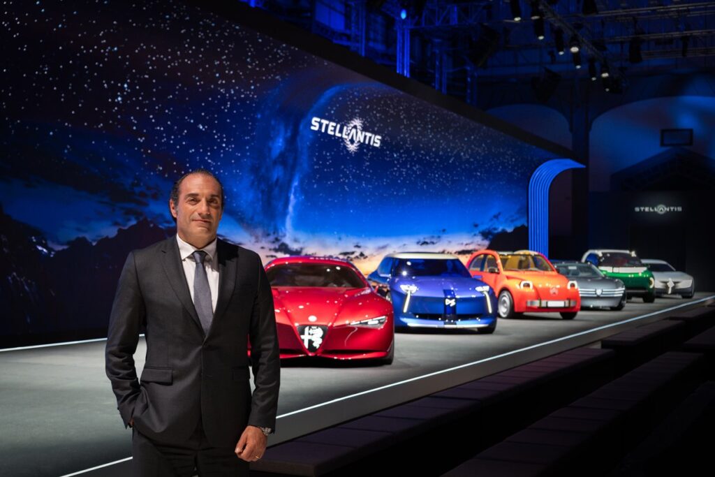 Stellantis CEO'su Antonio Filosa Paris konseptleri önünde