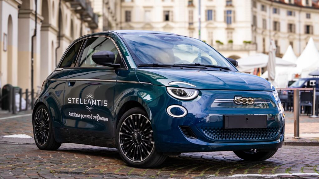 STLA AutoDrive ve Wayve AI Driver donanımlı Fiat 500e