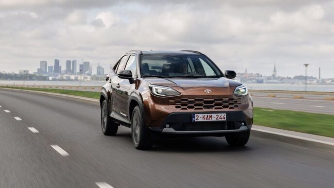Yenilenen Toyota Yaris Cross Hybrid Aura Bronz renk