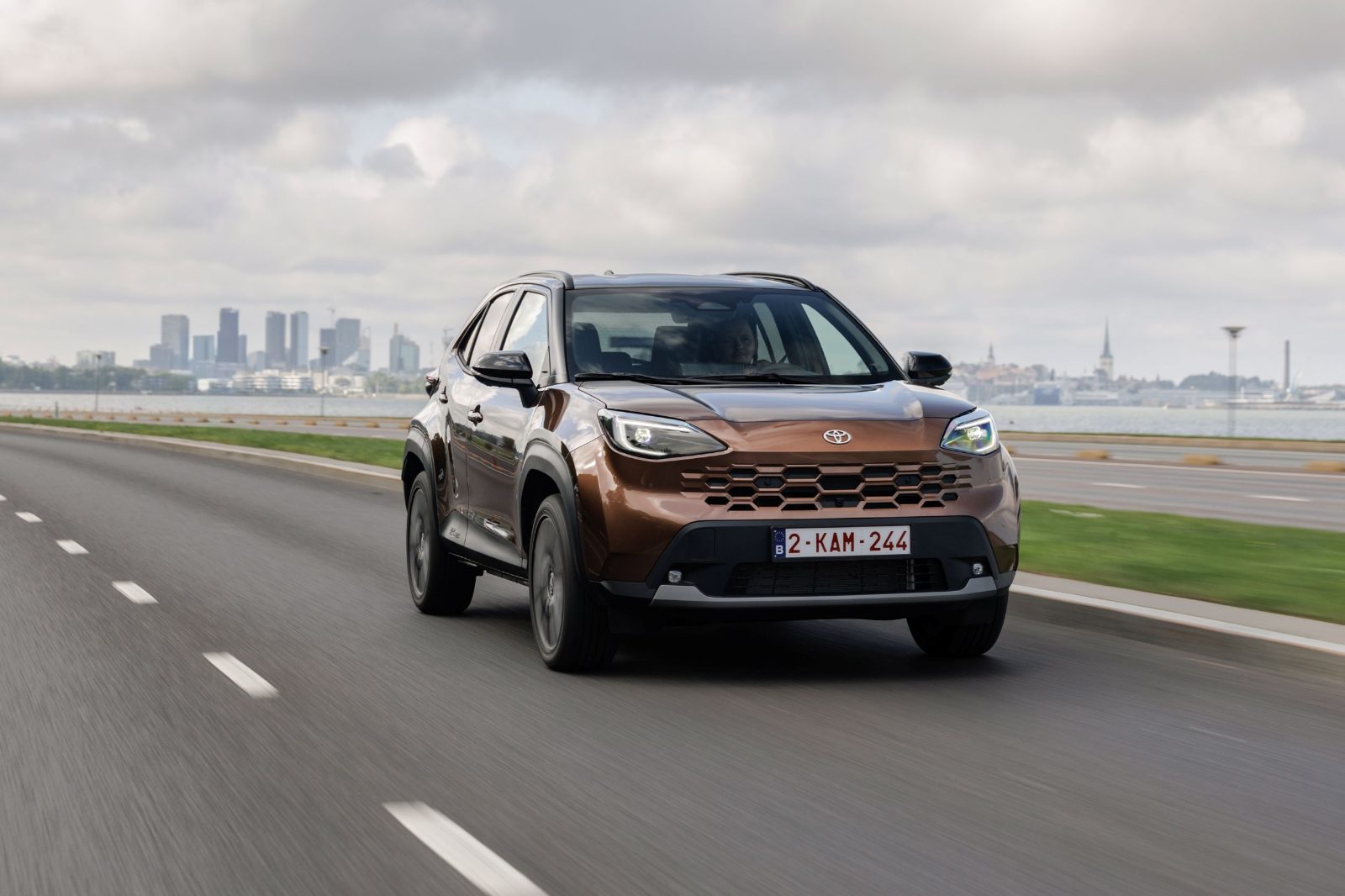 Yenilenen Toyota Yaris Cross Hybrid Aura Bronz renk