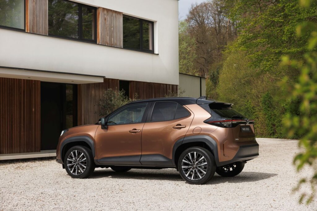 Toyota Yaris Cross Hybrid yan görünüm