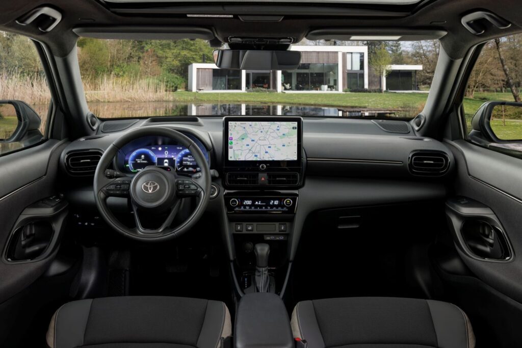 Toyota Yaris Cross Hybrid iç mekân ve multimedya ekranı