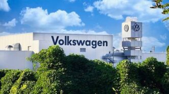Volkswagen fabrika binası ve logosu