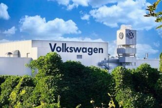 Volkswagen fabrika binası ve logosu