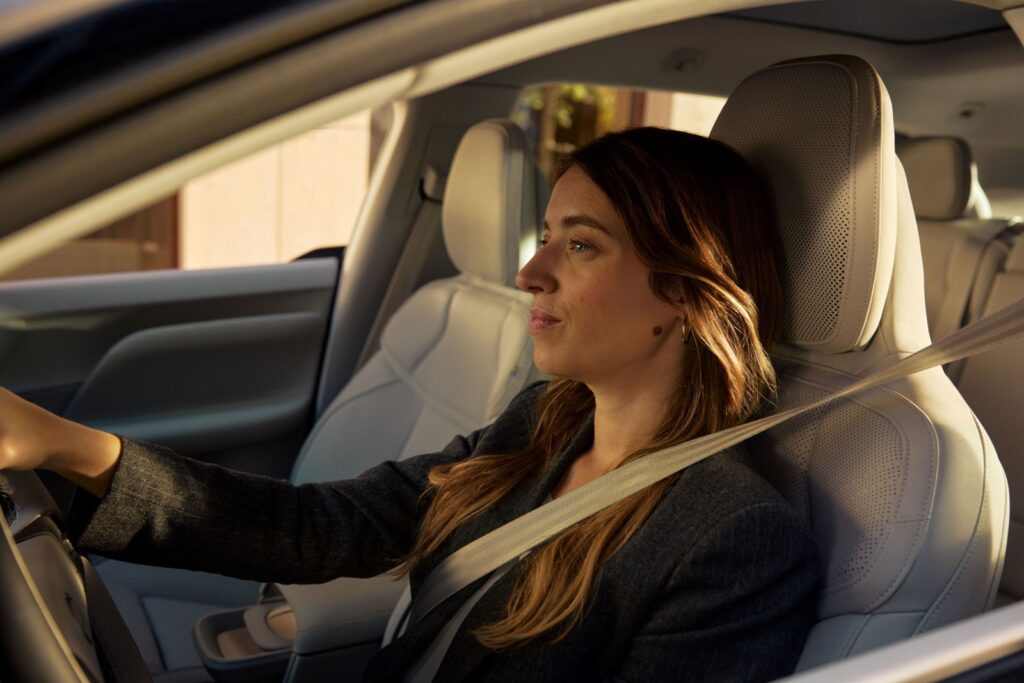 Volvo otomobilinde kadın sürücü