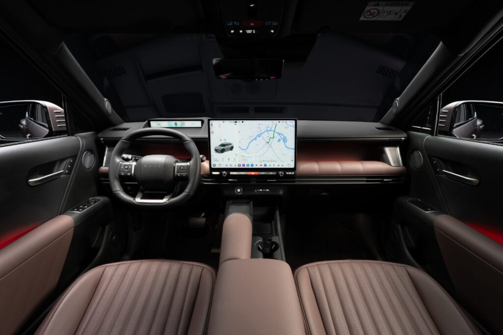 Yeni Hyundai TUCSON iç mekân ve Pleos Connect ekranı