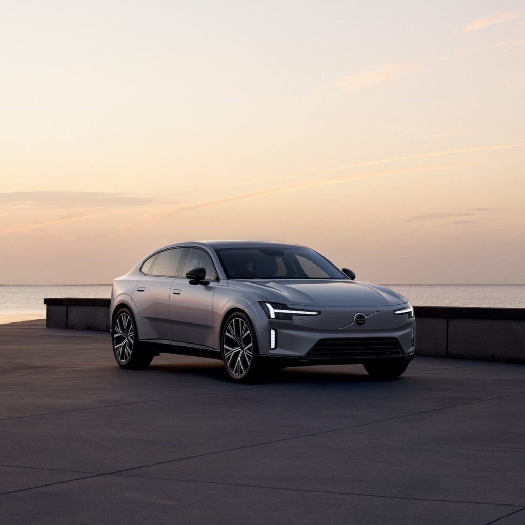 Yeni Volvo ES90 ön cephe ve gün batımı